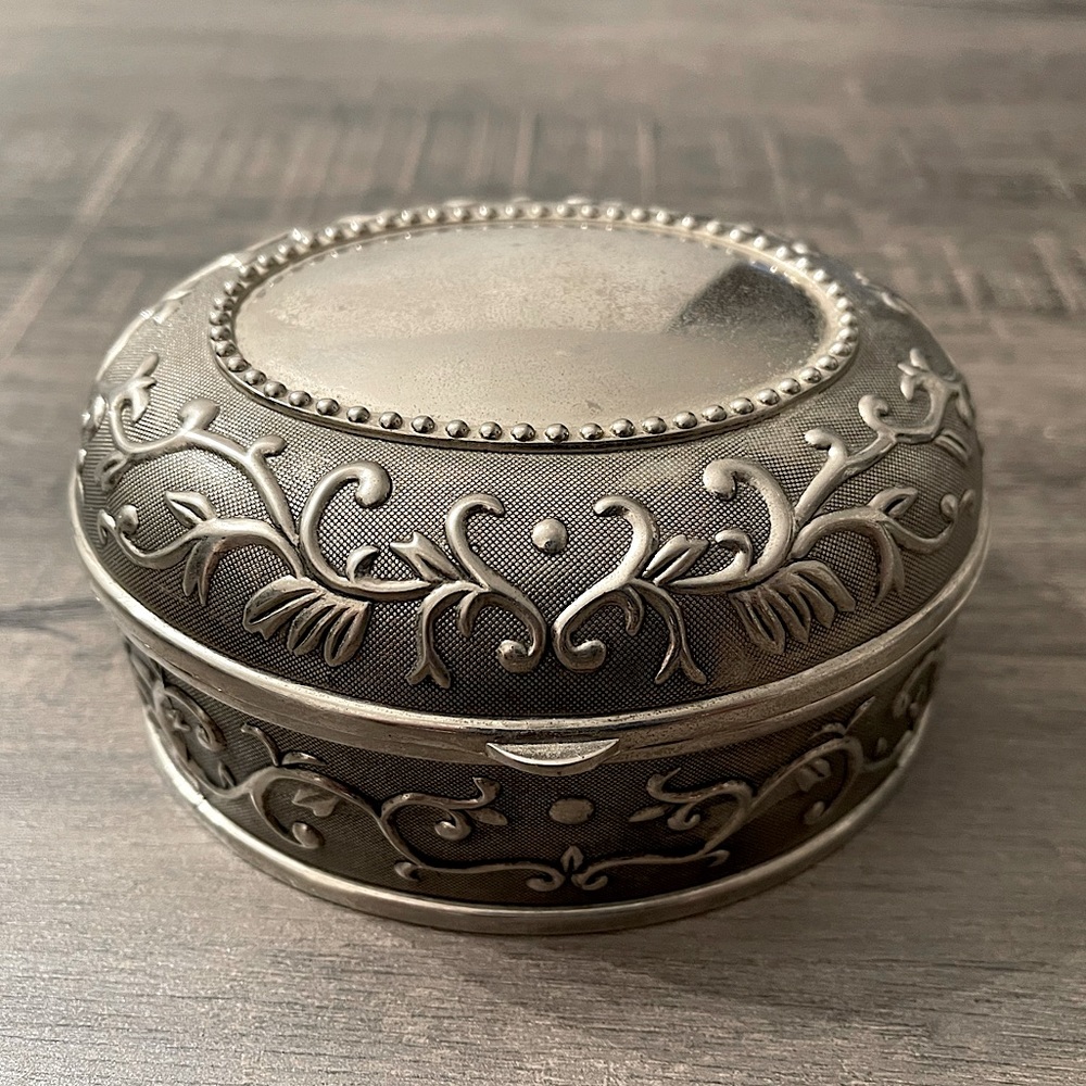 Vintage Rustic Jewelry Box Oval Shape O/S - Picture 1 of 6